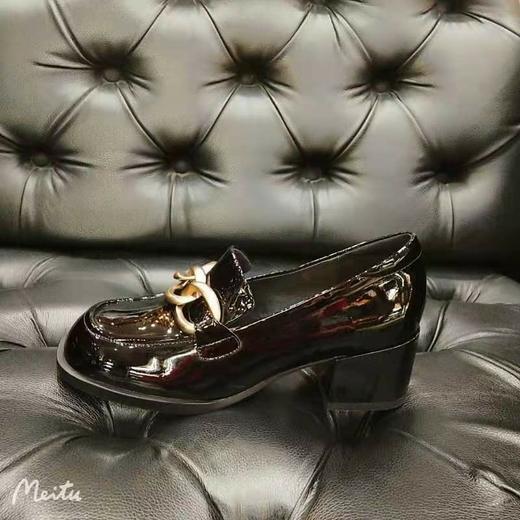 LFGJ 12701 春季新款英伦风复古时尚金属扣中粗跟女单鞋 商品图3