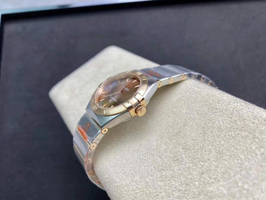 欧米茄 28星座系列“蓝色星空”限量版女士腕表，灵感源自深邃纯净的星空，表盘采用深蓝色砂金石玻璃打造，如同璀璨星空般闪耀。 商品图11