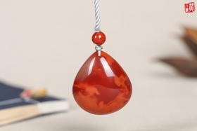 南红随形吊坠 | 明艳柿子红带火焰纹，饱满水滴形，纹路独特，千变莫测