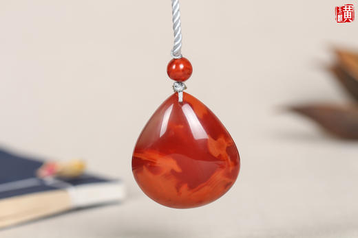 南红随形吊坠 | 明艳柿子红带火焰纹，饱满水滴形，纹路独特，千变莫测 商品图0