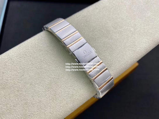 欧米茄 28星座系列“蓝色星空”限量版女士腕表，灵感源自深邃纯净的星空，表盘采用深蓝色砂金石玻璃打造，如同璀璨星空般闪耀。 商品图3