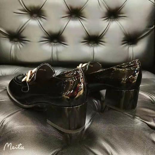 LFGJ 12701 春季新款英伦风复古时尚金属扣中粗跟女单鞋 商品图6