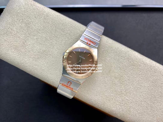 欧米茄 28星座系列“蓝色星空”限量版女士腕表，灵感源自深邃纯净的星空，表盘采用深蓝色砂金石玻璃打造，如同璀璨星空般闪耀。 商品图4