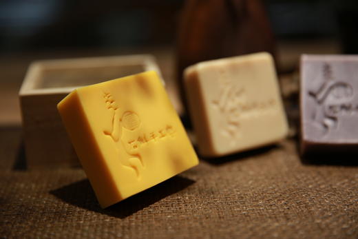 【三年珍藏极品石斛手工皂/升级旅行皂盒包装】 巴马天然原材 纯手工冷制皂 无化学添加 温和易吸收 商品图5