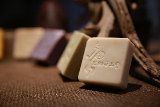 【三年珍藏极品石斛手工皂/升级旅行皂盒包装】 巴马天然原材 纯手工冷制皂 无化学添加 温和易吸收 商品图4