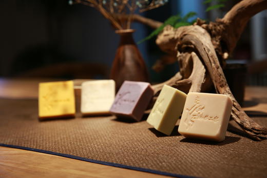 【三年珍藏极品石斛手工皂/升级旅行皂盒包装】 巴马天然原材 纯手工冷制皂 无化学添加 温和易吸收 商品图7