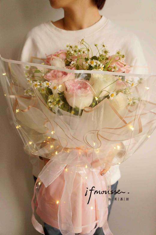 「小花花」粉白色系玫瑰花束 商品图1