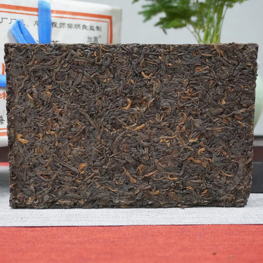 【经典品牌熟茶】2006年老同志竹片熟茶砖   竹片蓝丝带批次 邹炳良先生监制 经典品牌熟茶  单片标价 一片250克 商品图5