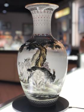粉彩山羊开泰长颈瓶