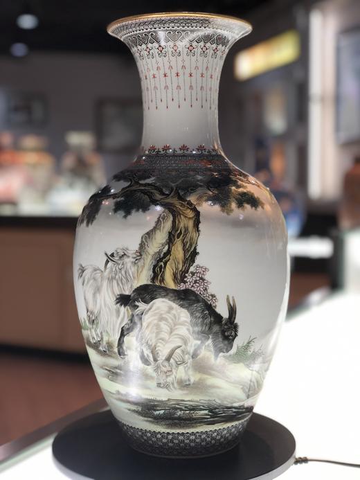 粉彩山羊开泰长颈瓶 商品图0