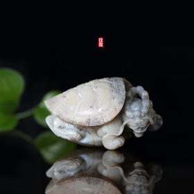 和田玉（糖玉）籽料挂件-- 龙龟 149.88g