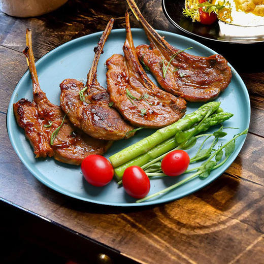 【1.4斤-2.2斤装】新西兰羔羊谷饲厚切带骨法式羊排（战斧羊排）700克-1100克 原肉原切 肥瘦相间 肉质细嫩多汁 可煎可烤 商品图2