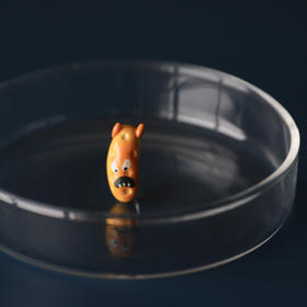 七口『迷你黄色细菌病毒』｜手绘黏土胸针