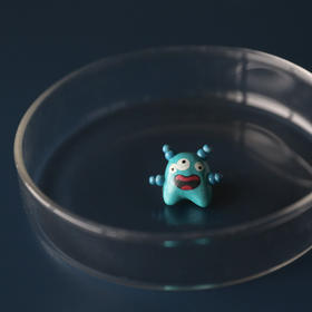 七口『迷你蓝色细菌病毒』｜手绘黏土胸针