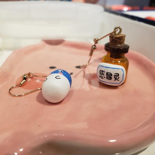 七口『感冒灵耳环』 ｜手绘黏土软陶 商品图0
