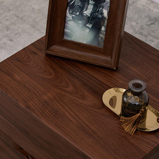 【现代实木风-NJT1301C03床头柜】现代实木/现代简约/卧室/北美黑胡桃/实木床头柜 商品图3