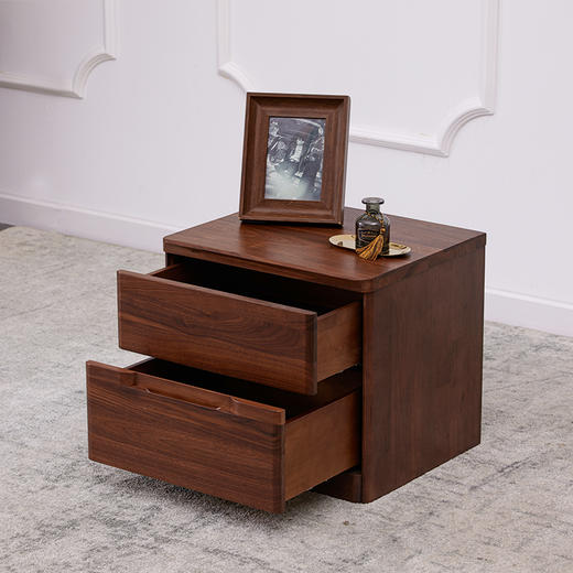 【现代实木风-NJT1301C03床头柜】现代实木/现代简约/卧室/北美黑胡桃/实木床头柜 商品图0