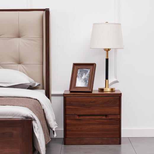 【现代实木风-NJT1301C03床头柜】现代实木/现代简约/卧室/北美黑胡桃/实木床头柜 商品图1