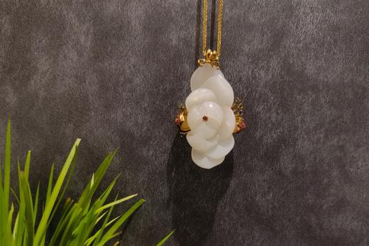 【御珠宫坊】金镶羊脂白玉子料荷花吊坠 商品图3