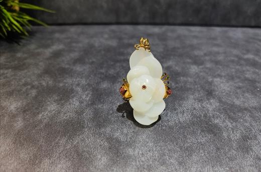 【御珠宫坊】金镶羊脂白玉子料荷花吊坠 商品图0