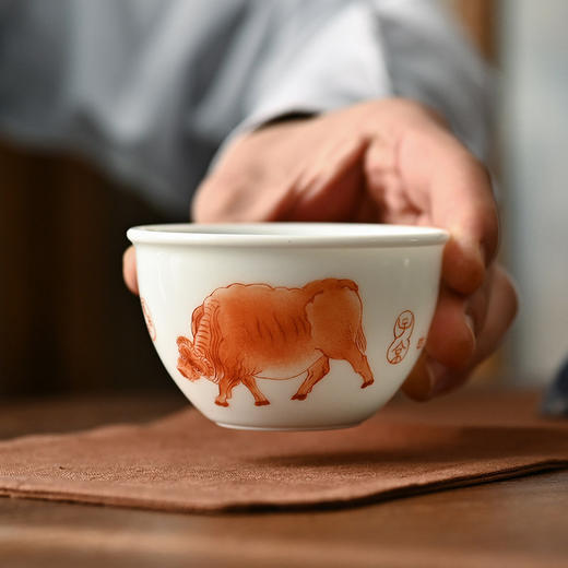「景德镇汝瓷开片手绘五牛图品茗杯」矾红牛转钱坤缸杯大号主人杯茶杯 商品图6