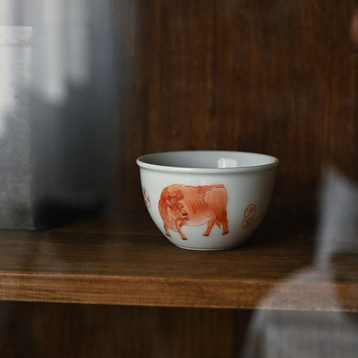「景德镇汝瓷开片手绘五牛图品茗杯」矾红牛转钱坤缸杯大号主人杯茶杯 商品图7