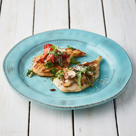 松露蘑菇番茄罗勒双品鸡排Grilled Chicken Steak topped with truffle mushroom & tomato basil