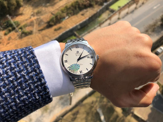 MKS欧米茄碟飞系列腕表。优雅纤薄的外表，搭配简约大方的设计，抓住每一个细节，完美诠释原装优雅商务的经典魅力。

【创新之举】采用超级稳定的进口9015全自动机械机芯，真正实现零返修。 商品图5