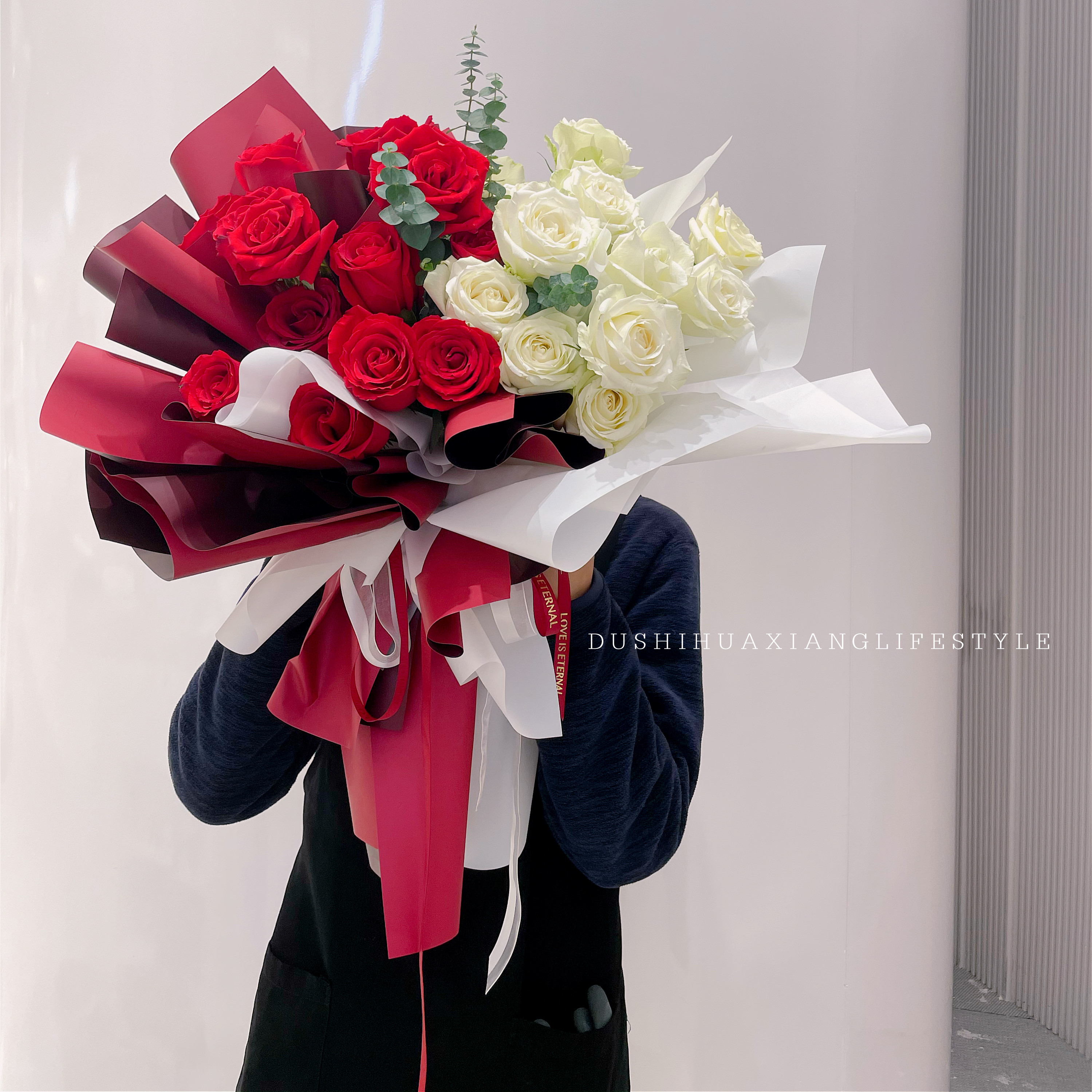 【白月光与朱砂痣】29枝红白玫瑰花束-满99元三公里免费配送