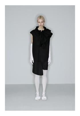 不对称溢边领无袖长款衬衫