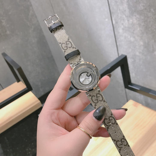 古驰GUCCI 创意设计系列款，展现浓厚的现代气息。清新秀丽的G字形内胆 商品图3