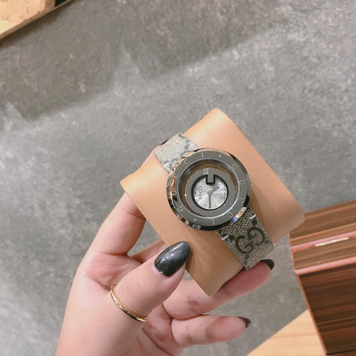 古驰GUCCI 创意设计系列款，展现浓厚的现代气息。清新秀丽的G字形内胆 商品图1