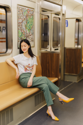 沉稳又不失活力的柳染绿吸烟裤