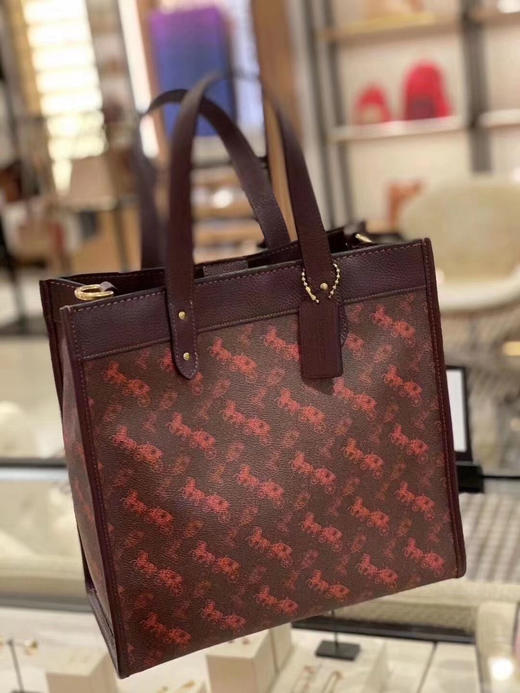 只要￥1599直邮到手！Coach 专柜酒红色马车Field Tote 购袋物！ 商品图0