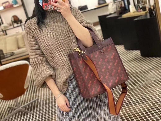 只要￥1599直邮到手！Coach 专柜酒红色马车Field Tote 购袋物！ 商品图3