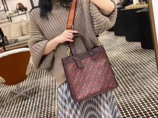 只要￥1599直邮到手！Coach 专柜酒红色马车Field Tote 购袋物！ 商品图4