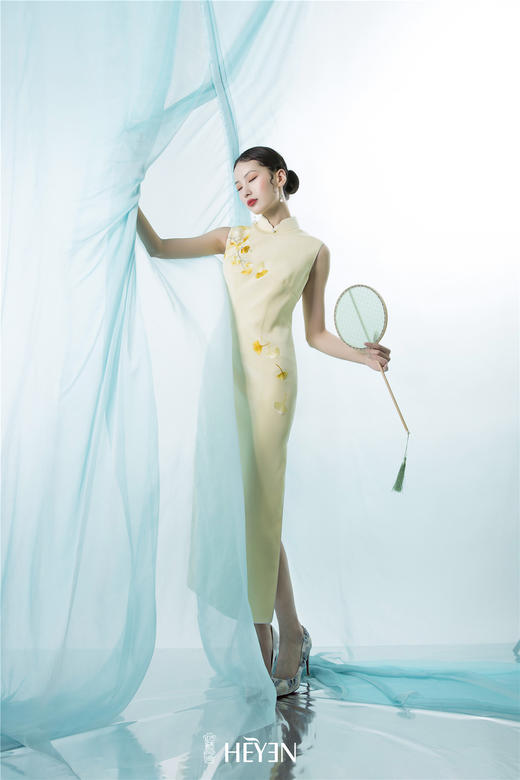 荷言HEYEN 杏林春燕【明星同款】鹅黄色真丝重绉面料+手绣银杏叶点缀 商品图1