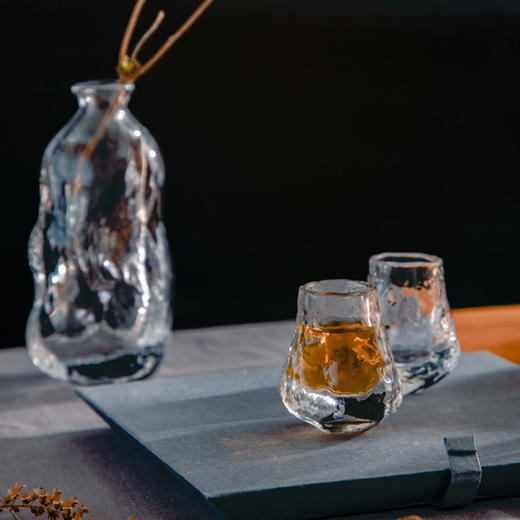 酒器套装礼盒 一壶两杯 传承匠人手作 每一只都是独一无二的 东方美学传承 还可以做花器 家居饰品 无铅玻璃|百里居 商品图0