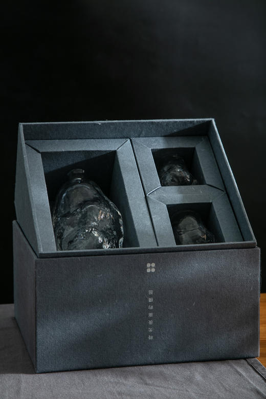 酒器套装礼盒 一壶两杯 传承匠人手作 每一只都是独一无二的 东方美学传承 还可以做花器 家居饰品 无铅玻璃|百里居 商品图8