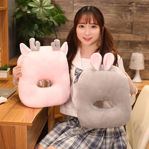 【家纺】可爱卡通毛绒可插手午休学生睡枕抱枕 神器多功能午睡暖手趴趴枕 商品图1