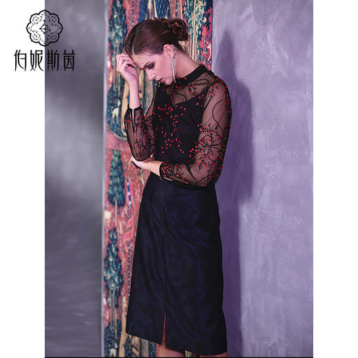 【伯妮斯茵】3T6223--T恤--仕女与独角兽的乌托邦--《因汉而生--哥特》 商品图3