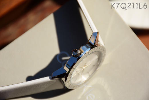 原单CK Calvin Klein/卡尔文·克莱恩女表K7Q211L6
机芯：原装石英机芯
表壳：316L精钢
表镜：矿物质强化玻璃 商品图5