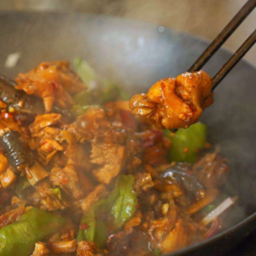 梅花洲地锅鸡，柴火烹饪味更浓！请至少提前一天16:00前下单，并电话预约用餐时间