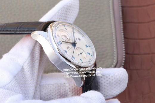 ZF沙夫豪森----IWC万国葡萄牙系列计时腕表经典版被赋予了典型葡萄牙系列风格的所有特征，近八十年来，葡萄牙系列一直就是经典设计和高级制表的代名词 商品图3