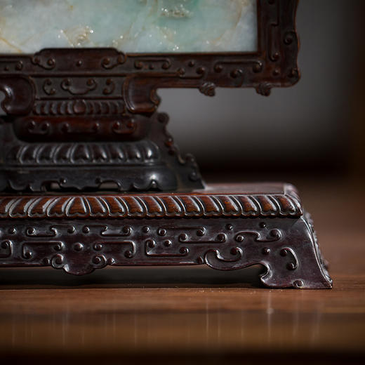 清代 红木座翡翠屏芯人物出行图插屏 商品图4