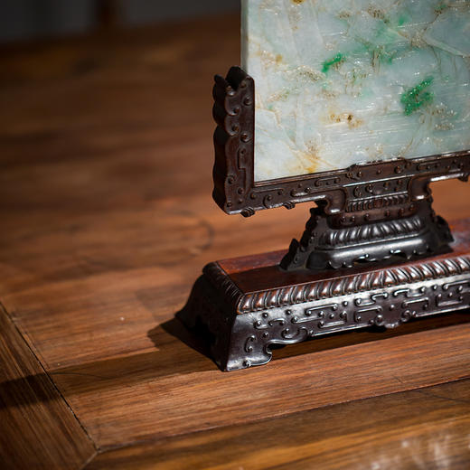 清代 红木座翡翠屏芯人物出行图插屏 商品图3