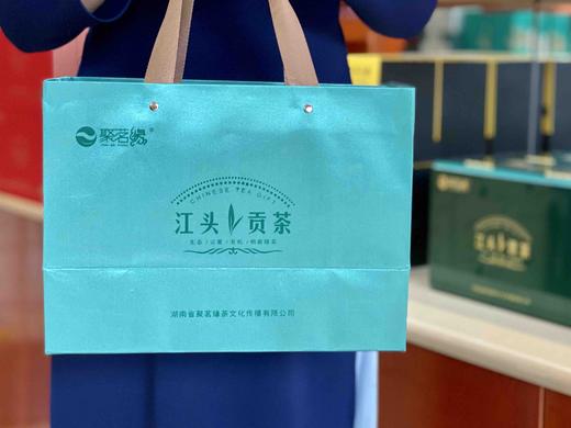 绿茶｜江头贡茶（明前一品）以开园头采一芽或一芽一叶，形似雀舌，状如谷粒，饱含丰富营养价值，尤以茶氨酸、茶多酚、维生素、咖啡碱等内含物质高。高定祖母绿次罐礼装，净重：175g，自用馈赠佳品。 商品图6