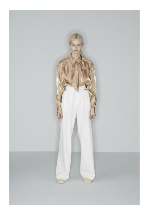 花瓣领巾衬衫 商品图1