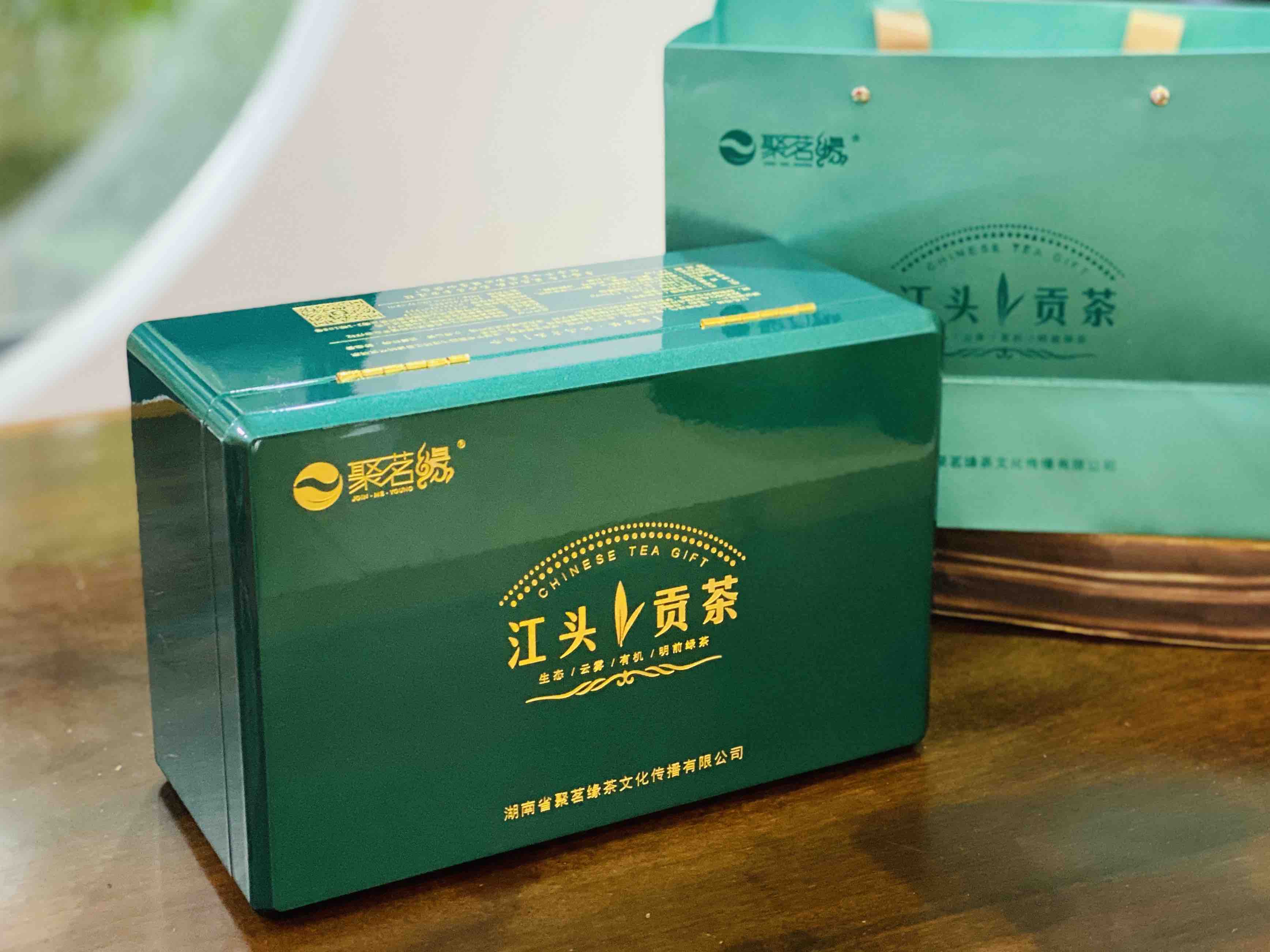 绿茶｜江头贡茶（明前一品）以开园头采一芽或一芽一叶，形似雀舌，状如谷粒，饱含丰富营养价值，尤以茶氨酸、茶多酚、维生素、咖啡碱等内含物质高。高定祖母绿次罐礼装，净重：175g，自用馈赠佳品。
