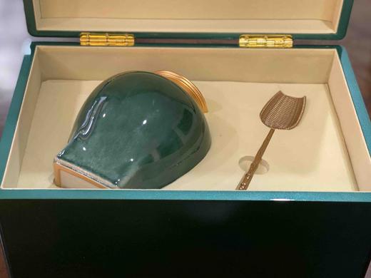 绿茶｜江头贡茶（明前一品）以开园头采一芽或一芽一叶，形似雀舌，状如谷粒，饱含丰富营养价值，尤以茶氨酸、茶多酚、维生素、咖啡碱等内含物质高。高定祖母绿次罐礼装，净重：175g，自用馈赠佳品。 商品图4